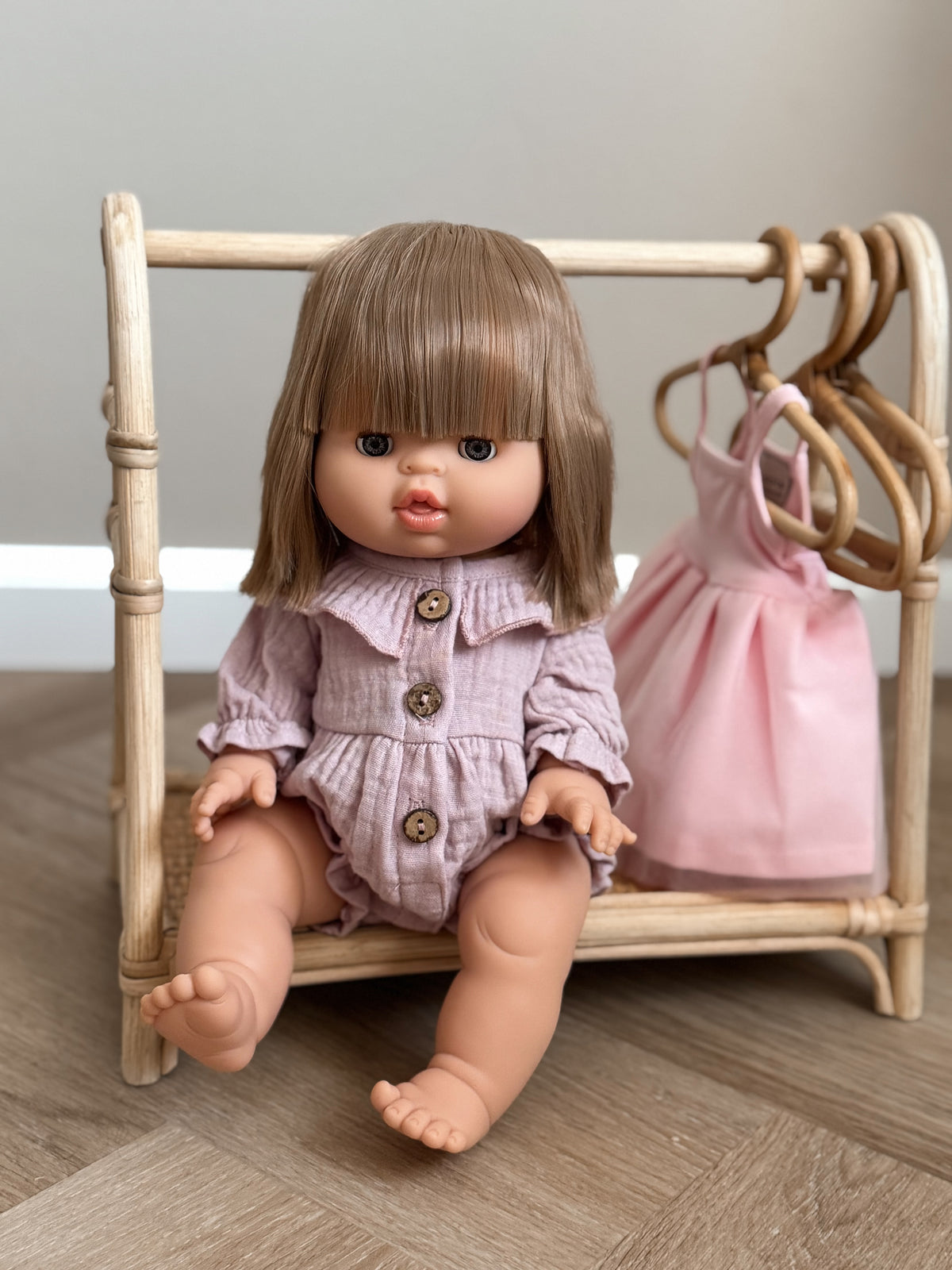 Minikane Sleepy-eyed Nukke, Yze, Eri asuja