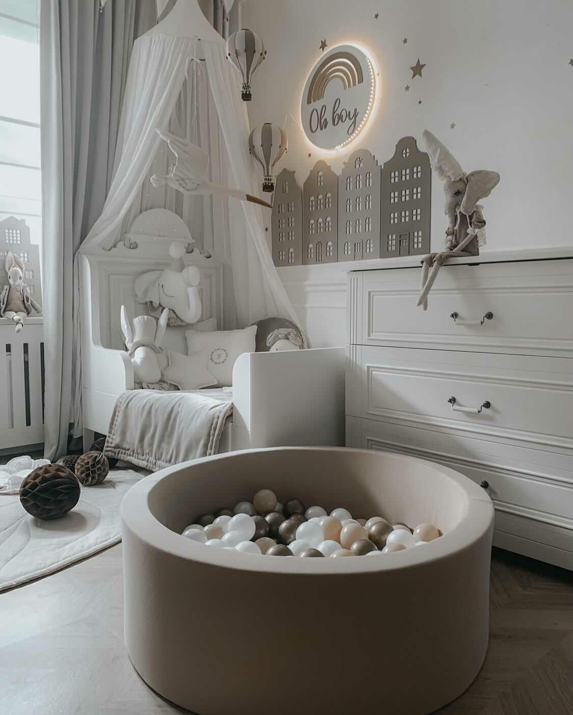 Sea of ​​Balls, Beige