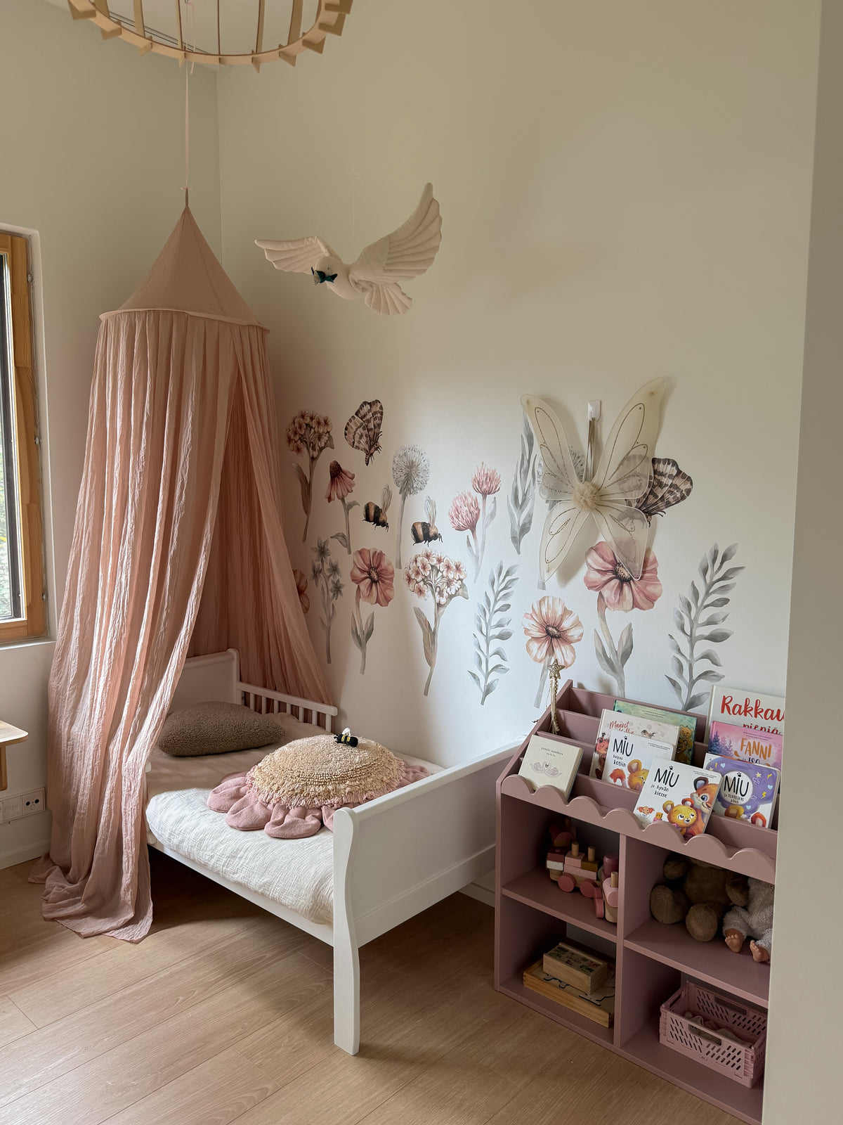 Book Nook, Montessori Kirjahylly, Vintage Rose