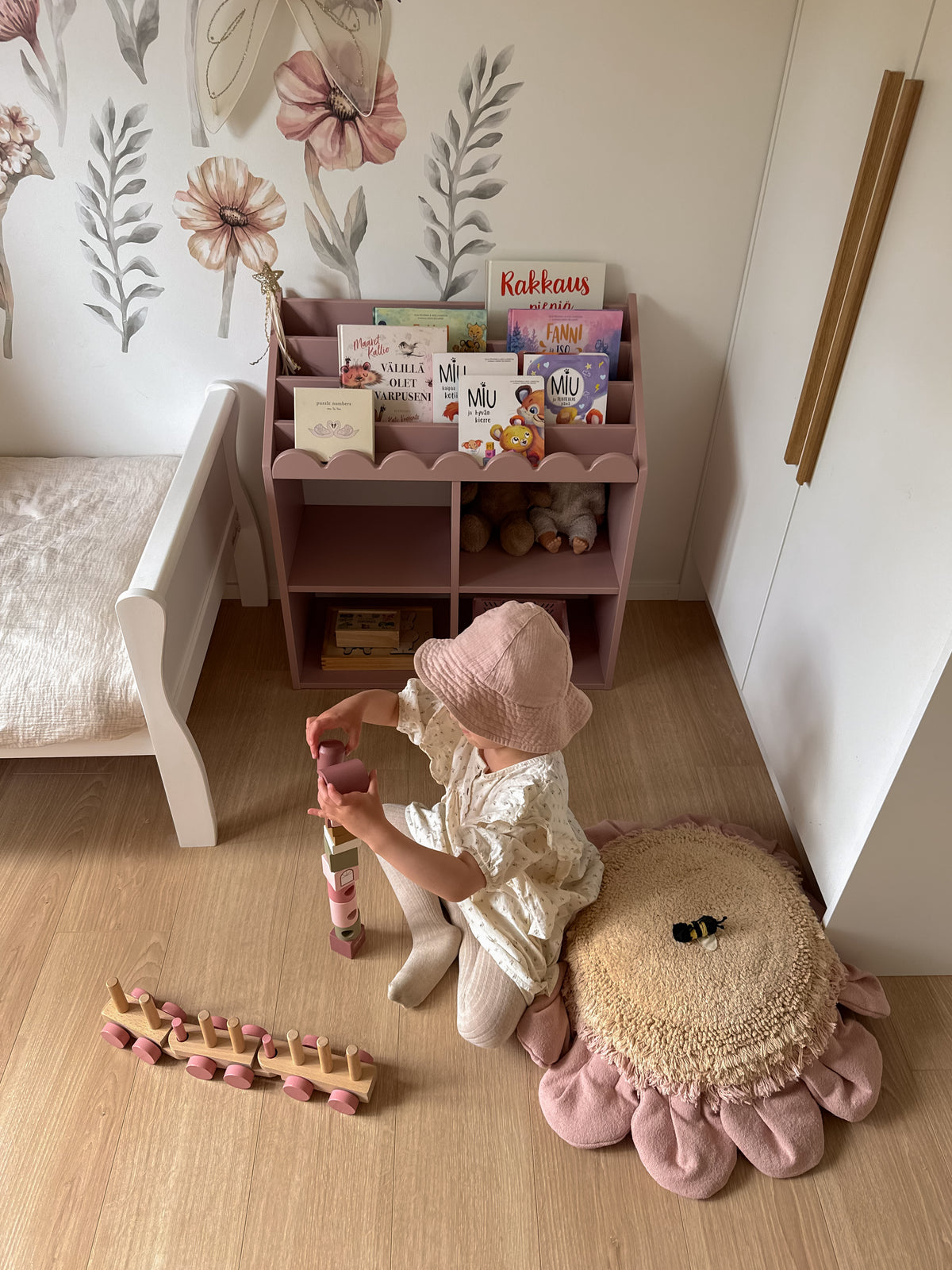 Book Nook, Montessori Kirjahylly, Vintage Rose