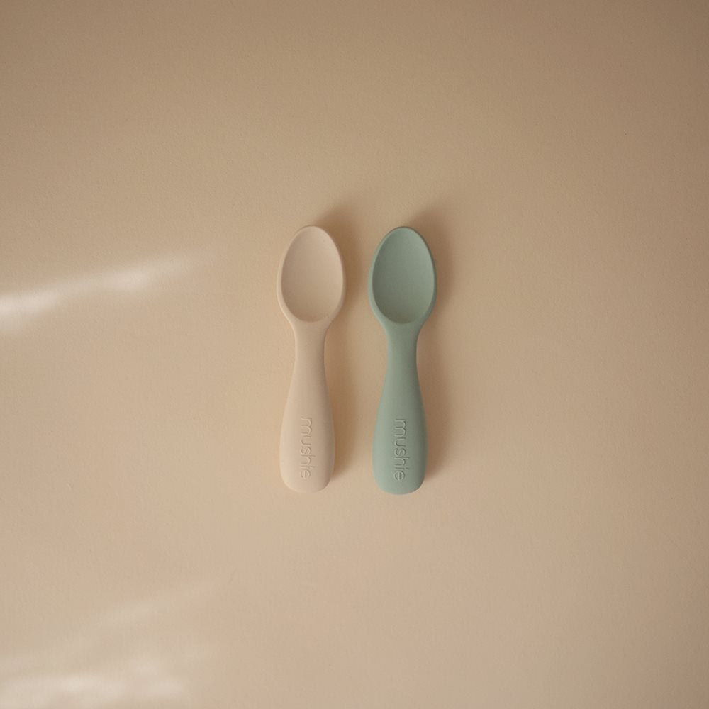 Mushie, Taaperon Silikoni Lusikkasetti 2kpl, Cambridge Blue/Shifting Sand