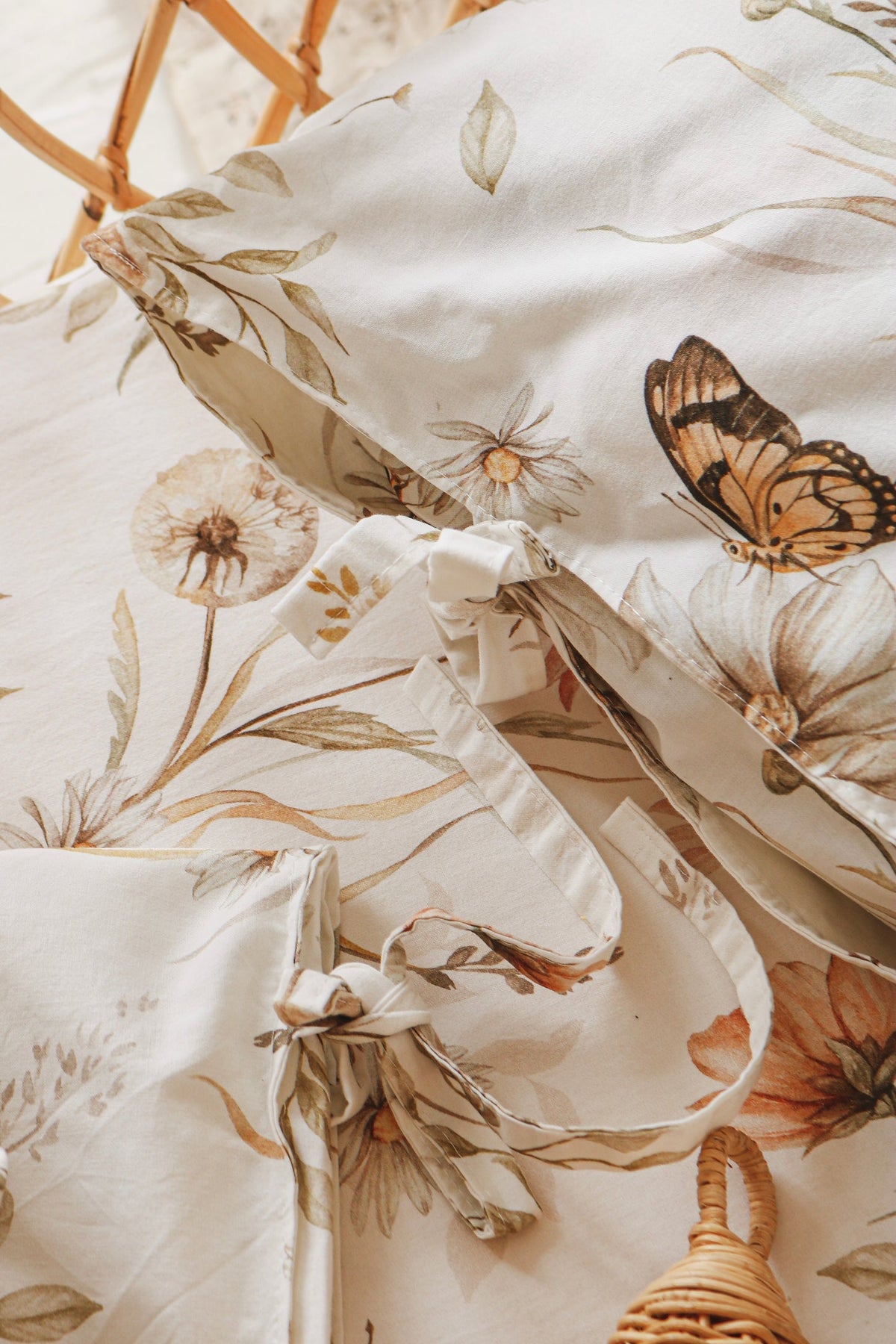 Matuu Pussilakanasetti, Gold Meadow On White