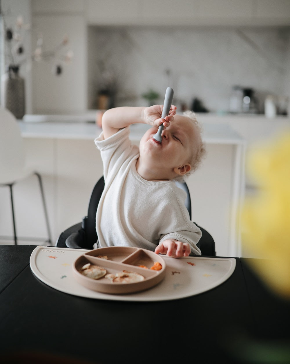 Mushie, silikonplatta med sugkopp, naturlig