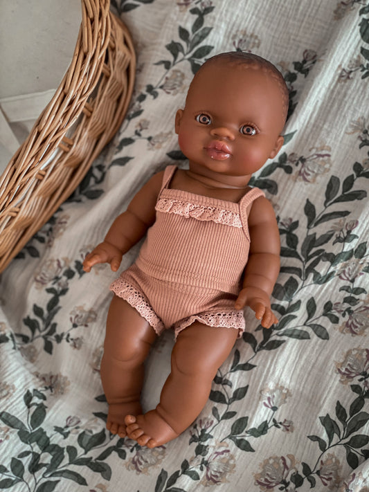 Minikane Gordis Nukke, Tyttö Afrikasta Zelie, Eri asuja
