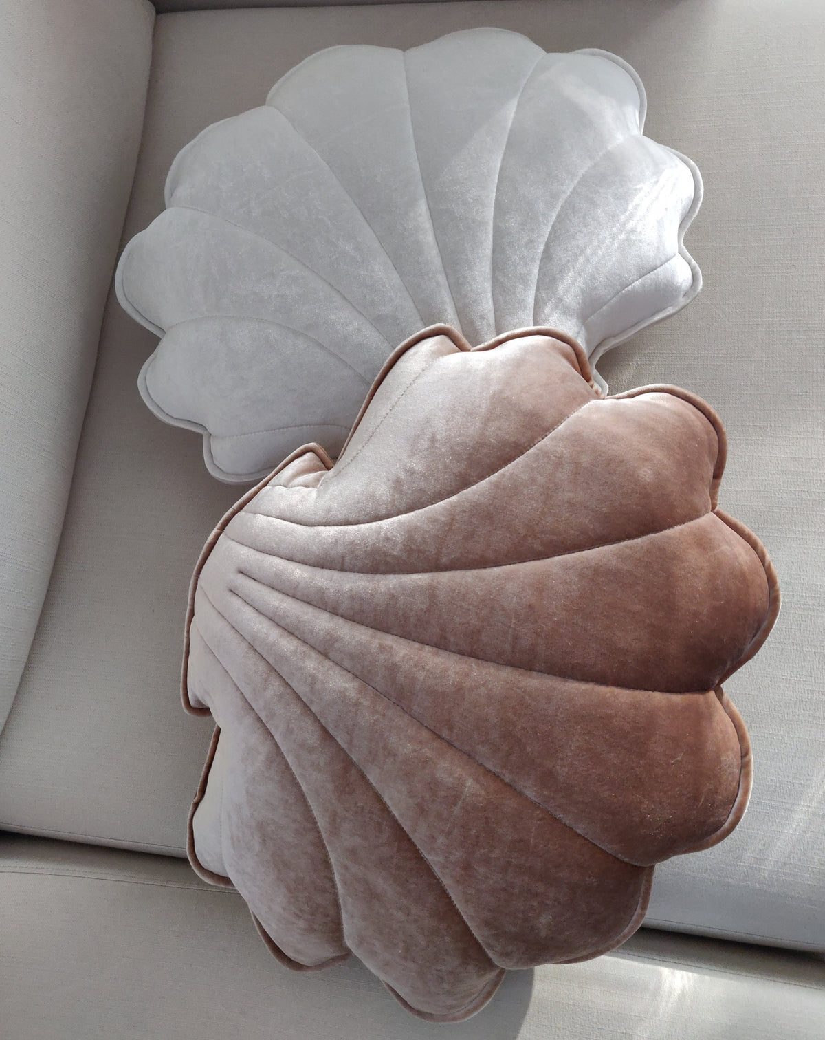 Moi Mili Sisustustyyny Small, Velvet Shell "Beige Pearl"