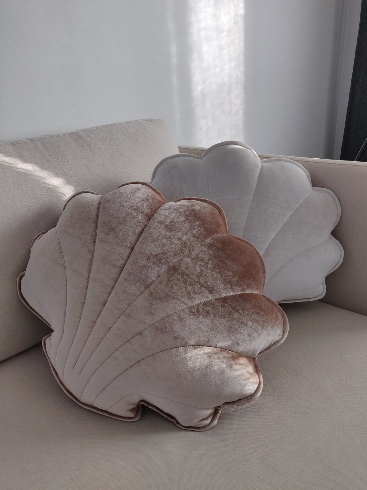 Moi Mili Sisustustyyny Small, Velvet Shell "Beige Pearl"