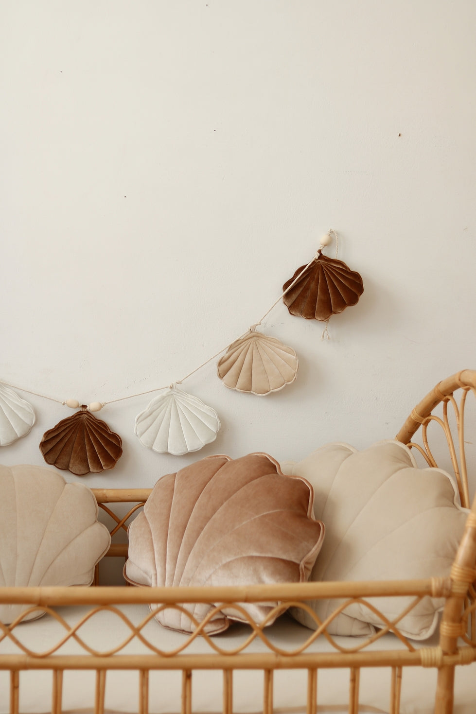Moi Mili Sisustustyyny Small, Velvet Shell "Beige Pearl"