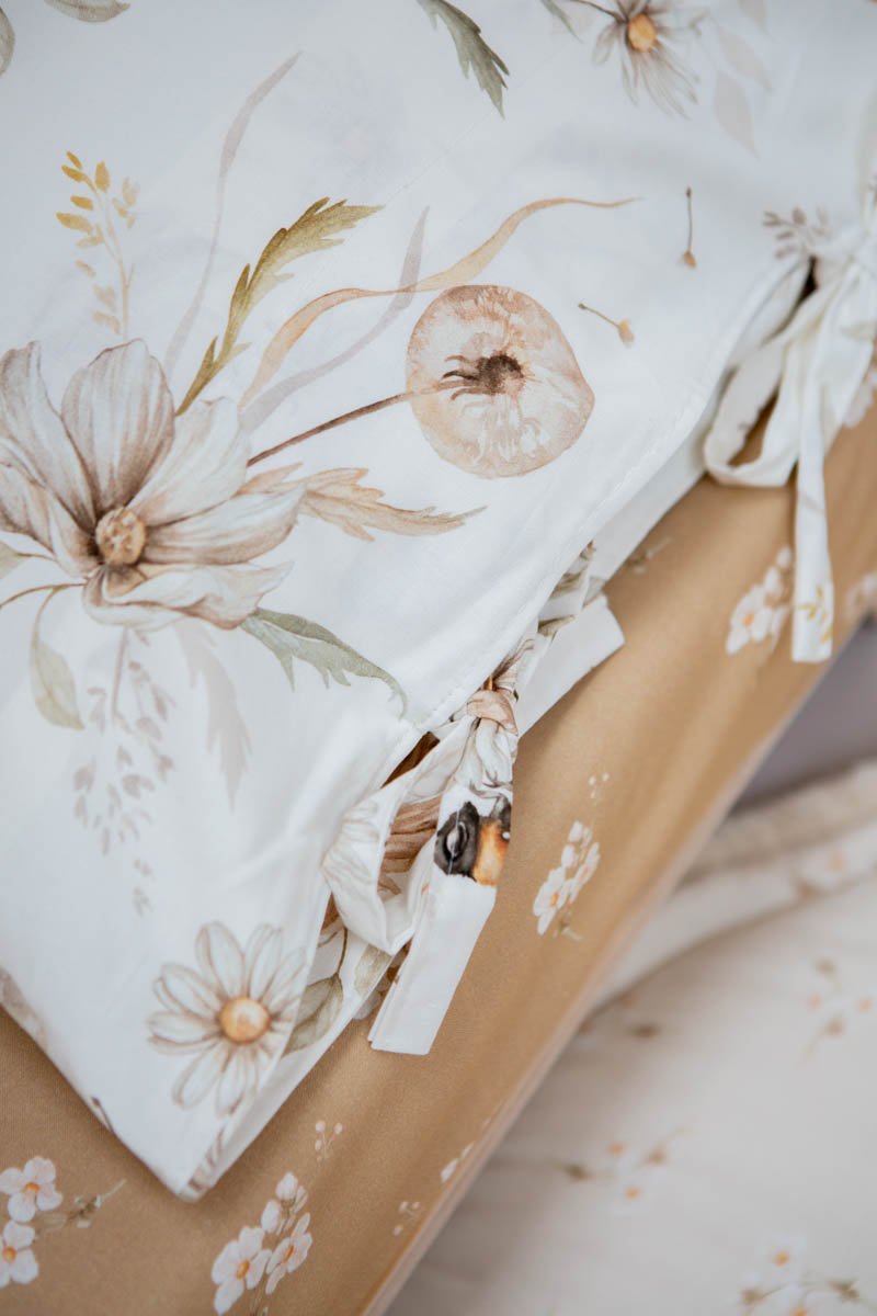 Matuu Pussilakanasetti, Gold Meadow On White