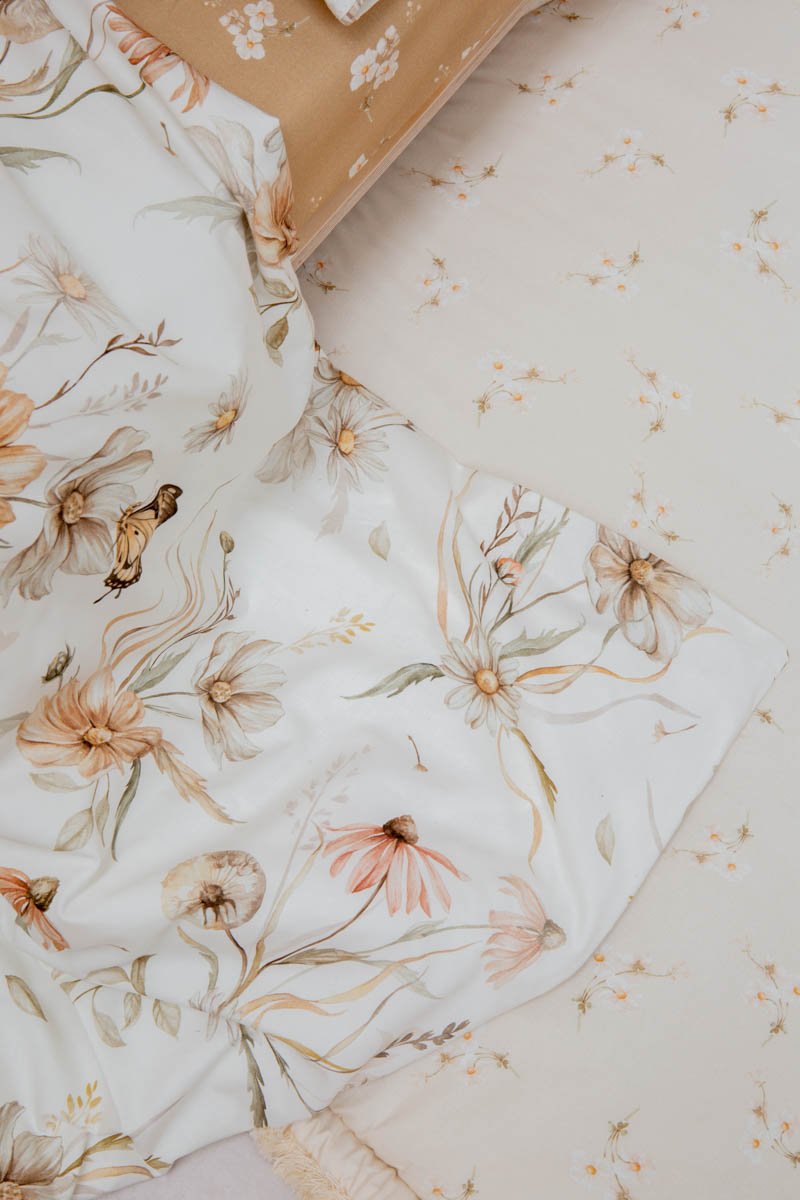Matuu Pussilakanasetti, Gold Meadow On White