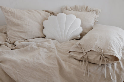 Moi Mili, Sisustustyyny Small, Velvet Shell "White Pearl"